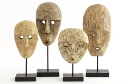 Anano, Masque, A Pied