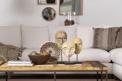 Lilli, Masque, A Pied